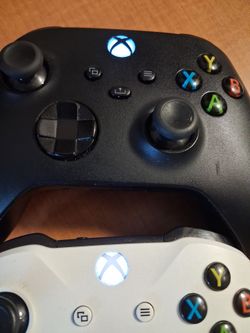 Xbox Wireless Controllers 2 total. work. Good shape. Missing back battery cover on both,that's why they are 50% less. 35 for both. Uptown 60640.0cash 