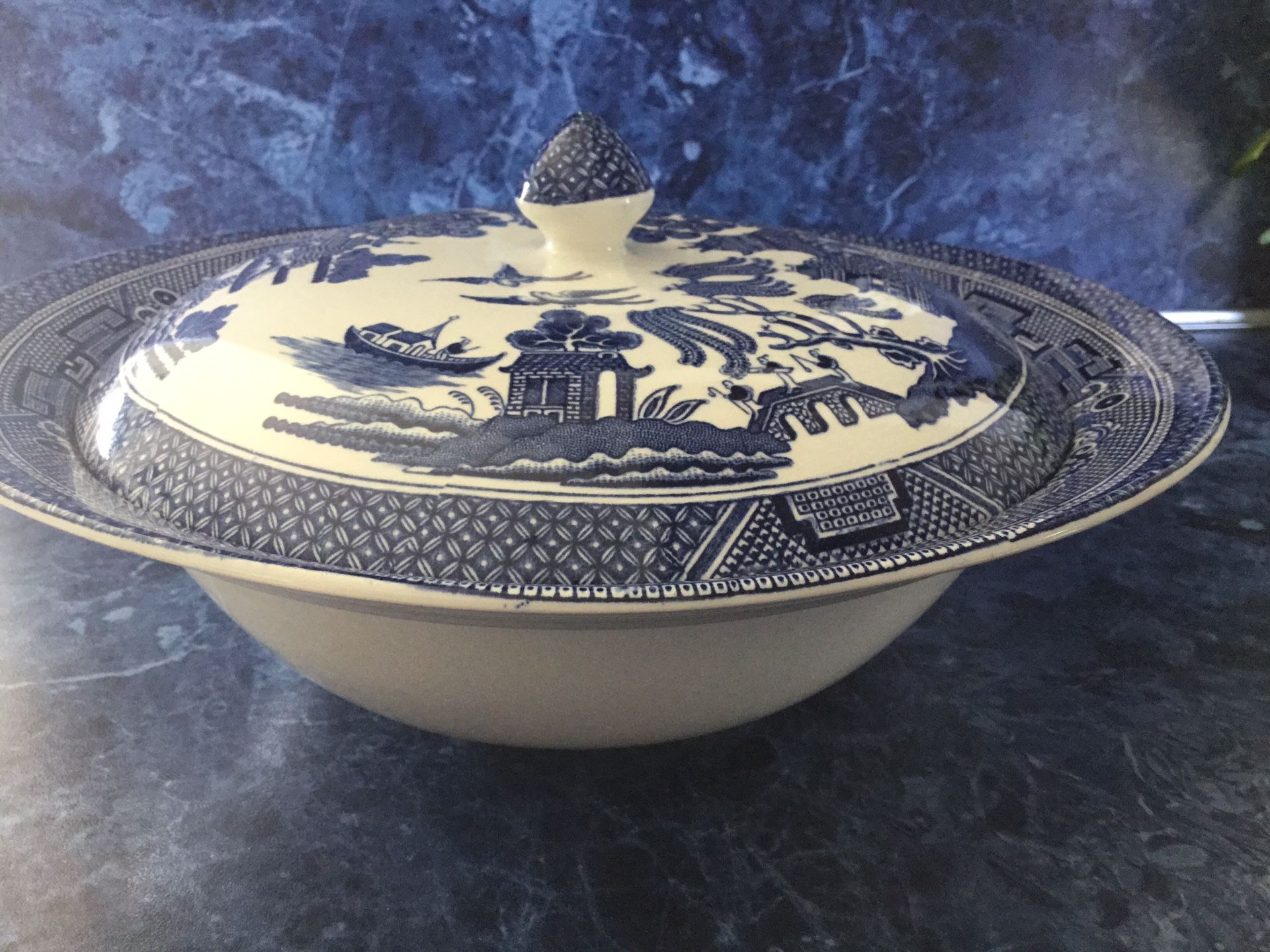 Beautiful Blue Willow England Covered Casserole Deep Dish. Design Inside Bowl. It Is 9-3/4” Wide And 4” Deep.