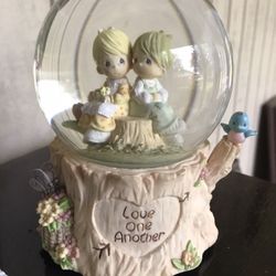 Precious moments Enesco 1998 musical snow globe plays love will keep us together