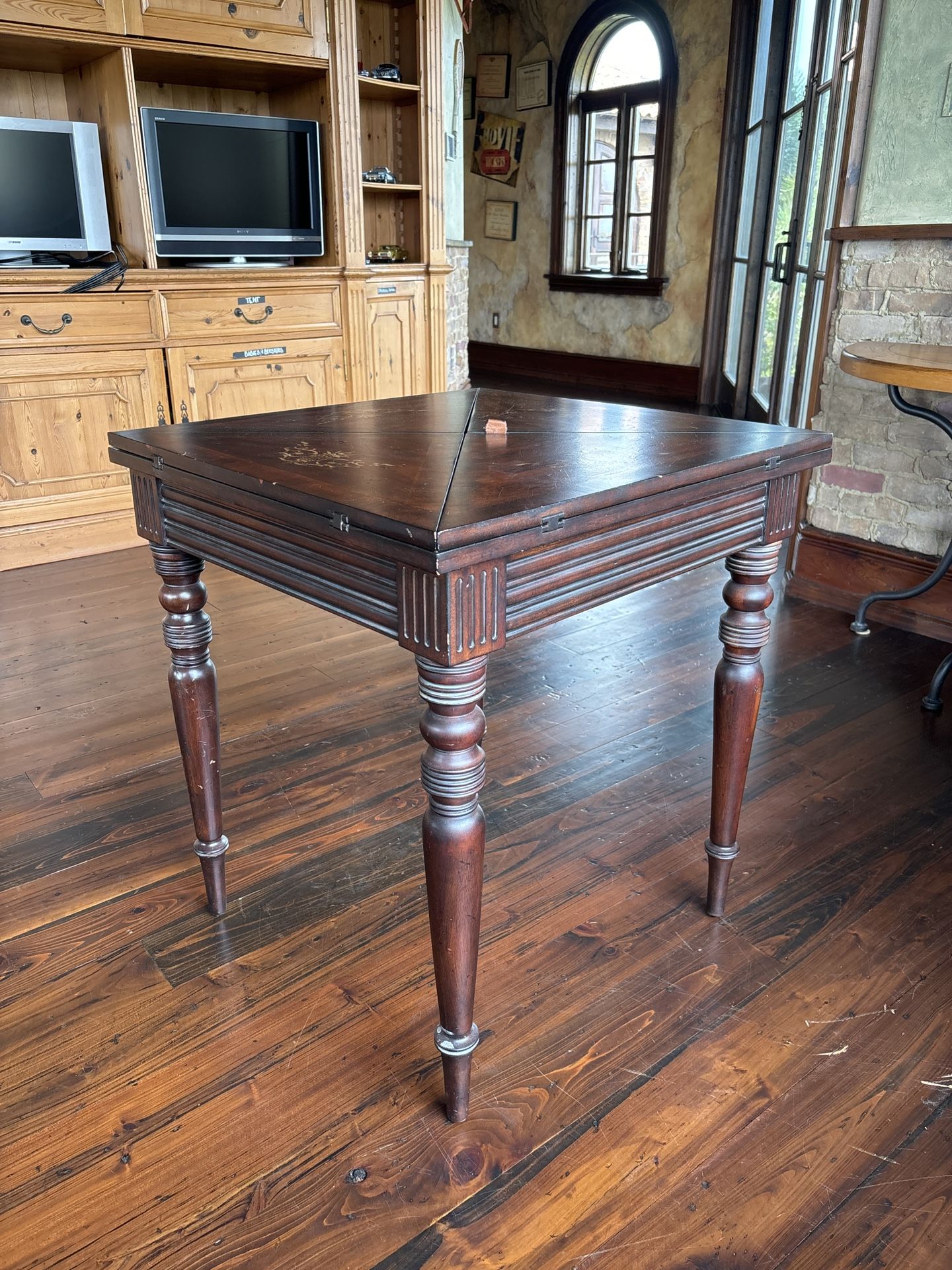 Expandable Game Table! Beautiful Wood Finish with Antique Look!