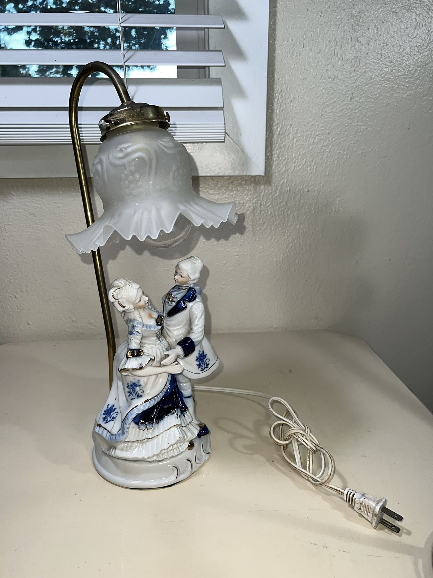 Vintage porcelain colonial style table lamp made in taiwan