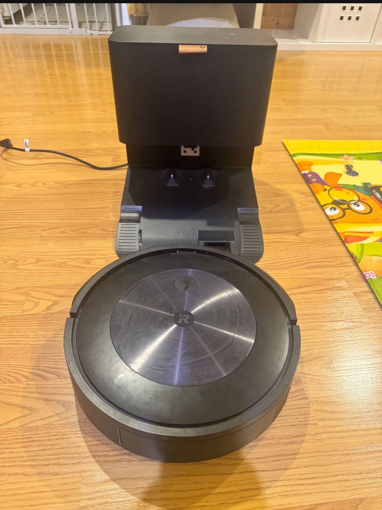 Roomba J8+ Robot Vacuum Cleaner. Works Great! Pet Free And Smoke Free Household