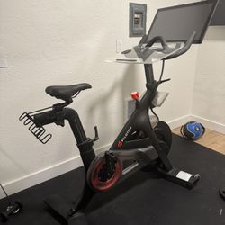Peloton 2020 Great Condition / With tray, Weights, And Two Pairs Of Shoes