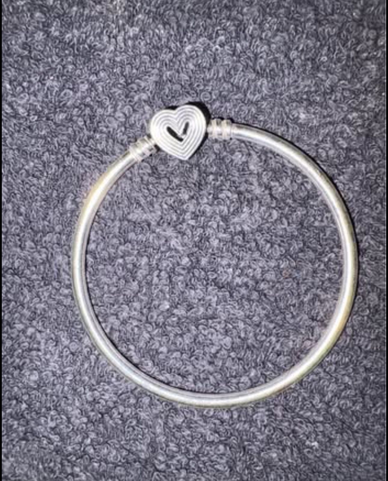 Radiating Heart Clasp Bangle