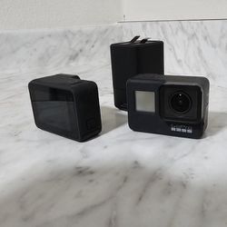 Set Of 2 GoPro Hero 7 Black + 4 Batteries 