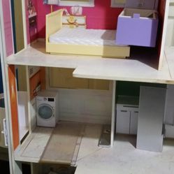 RH Doll House And Accessories 