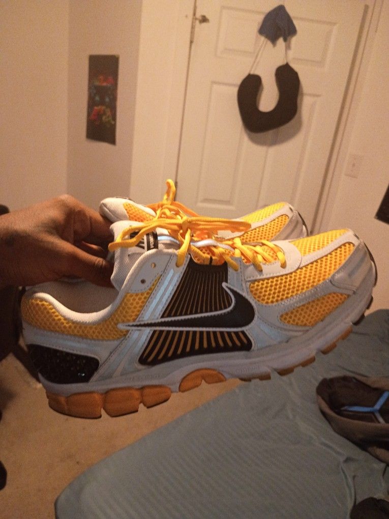 Nike Sneakers Yellow & Black
