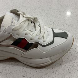 Gucci Unisex 550 Used Like New Size 41