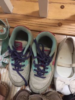 Variety of girls shoes/ hablo español