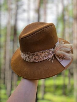 🌸 Camel Vegan Suede Fedora – Vintage Silk & Dried Flower Accent NEW!!!!