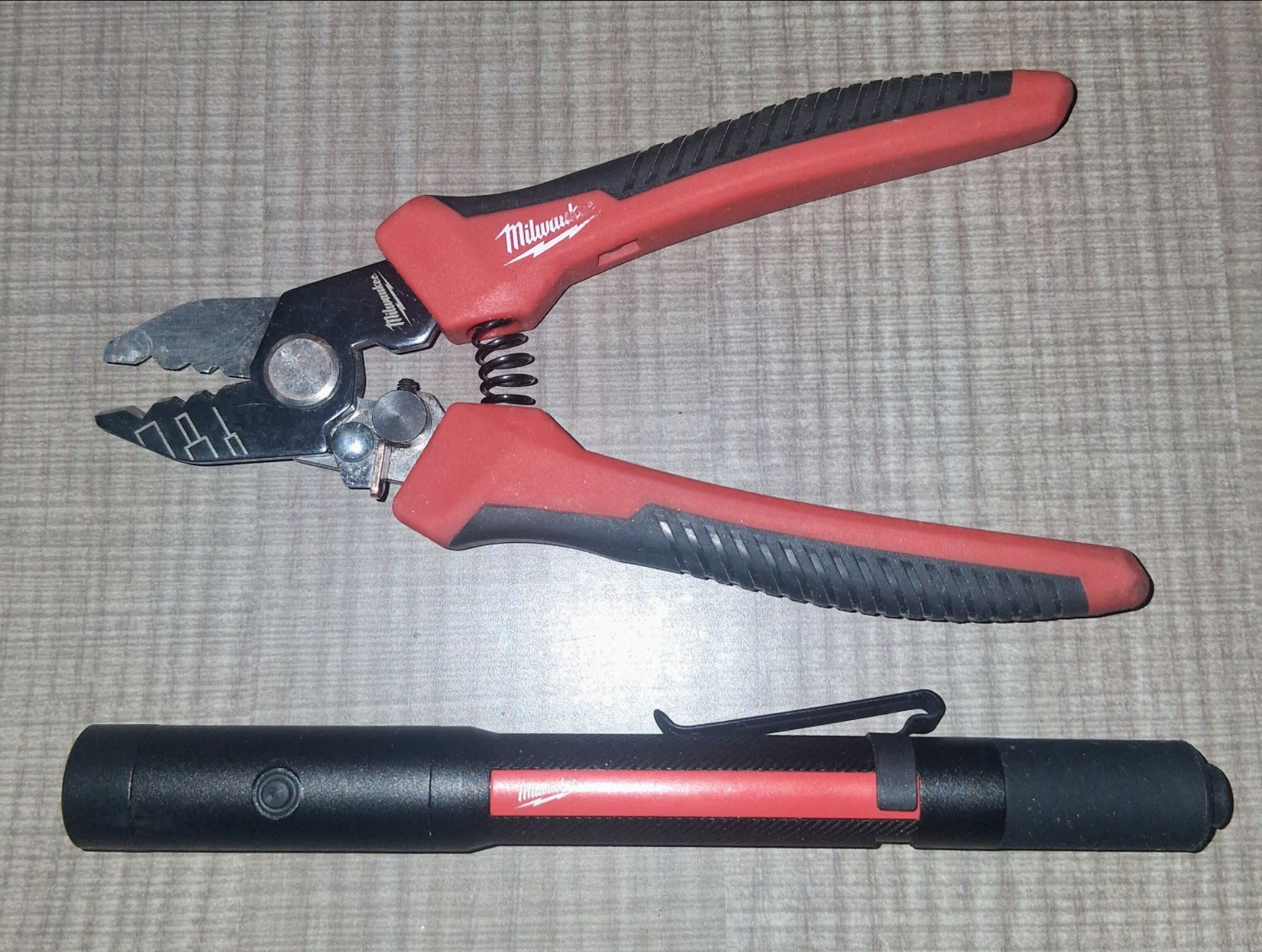 Milwaukee Tool Set - 250L Rechargeable Penlight w/ Laser & 6-in-1 Pliers