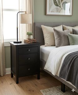 Single nightstand with 3 drawers