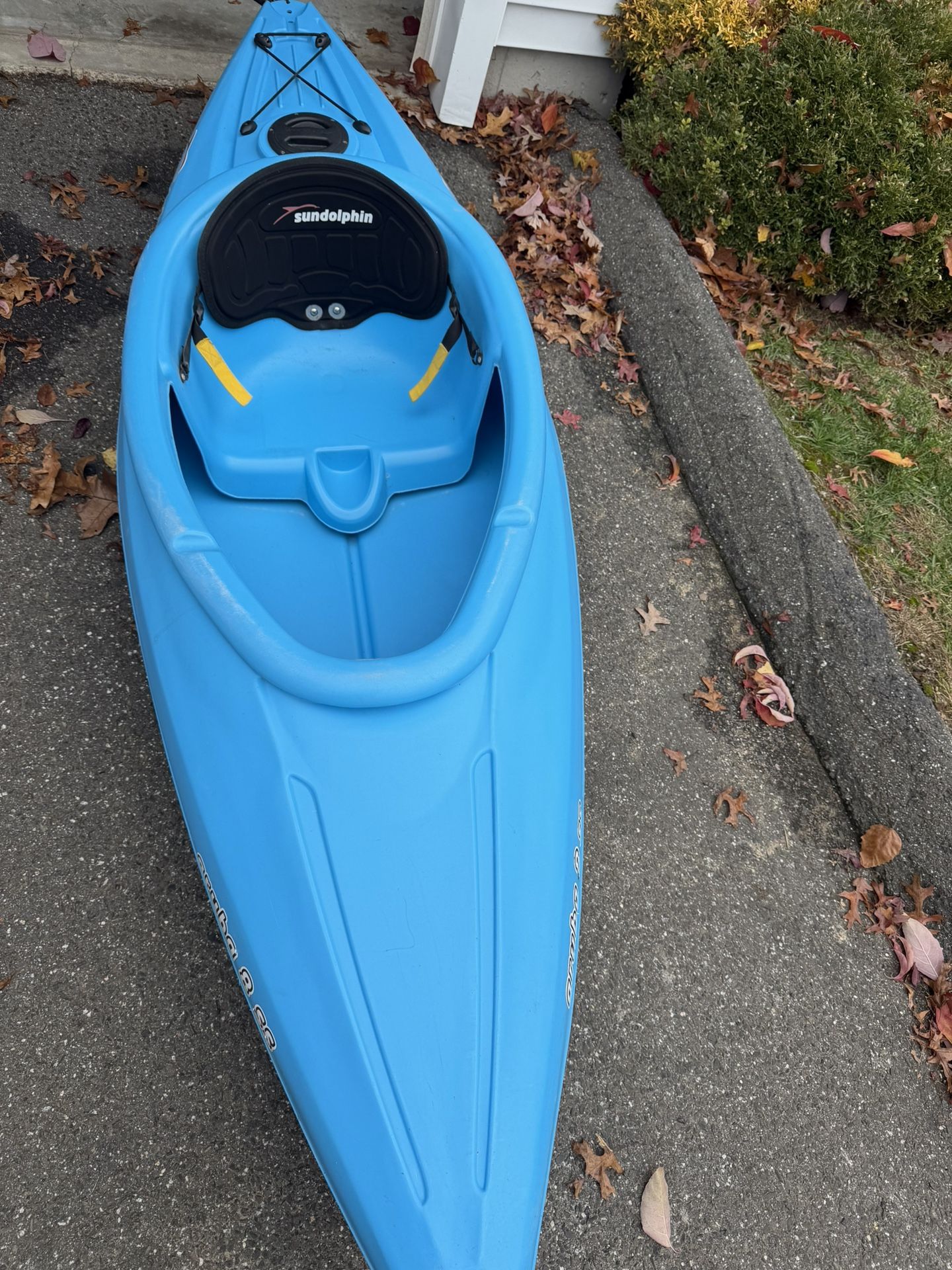 Kayak Sun-Dolphin 8 feet With Paddle Excellent Condition