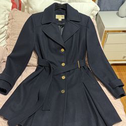 Michael Kors Coat , Navy Blue , Size 10 For Woman, Good Conditions, It only needs a plate where the belt passes through, as shown in the photo
