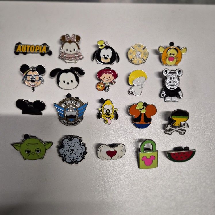 20 Disney trading pins lot set.Tradeable at all disney parks.
