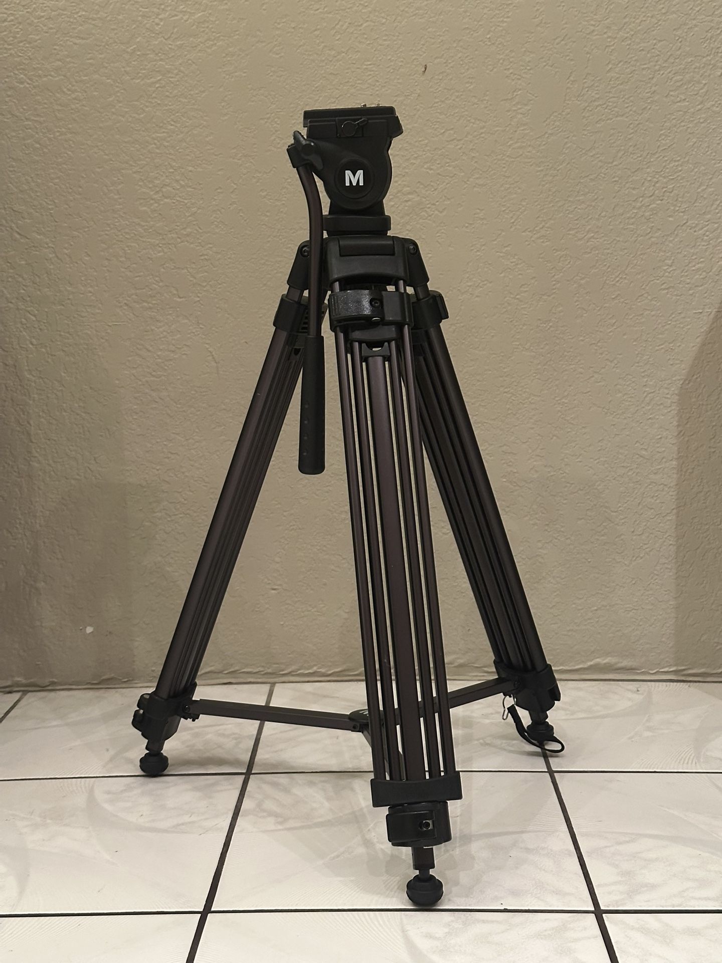 Magnus VT-4000 Fluid Head Tripod