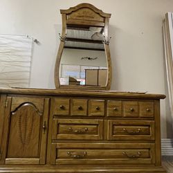 7 Drawer Wood Dresser 66" W x 32.5" H & Mirror Cómoda de madera con 7 cajones y espejo
