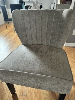 Accent Chairs 