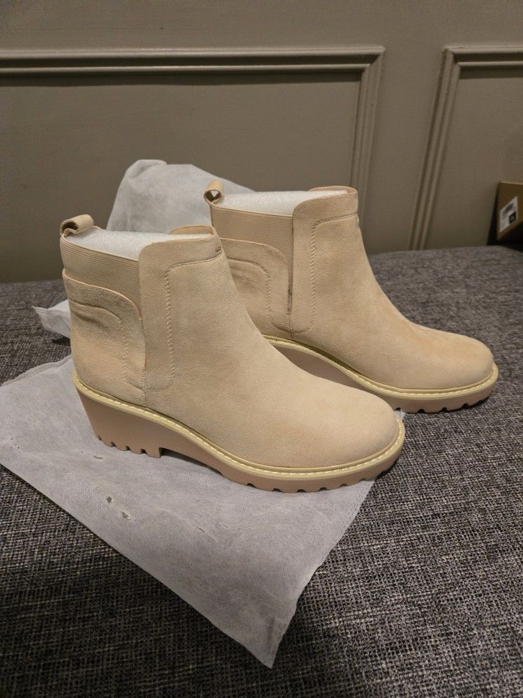 NEW Women's Boots Size 10