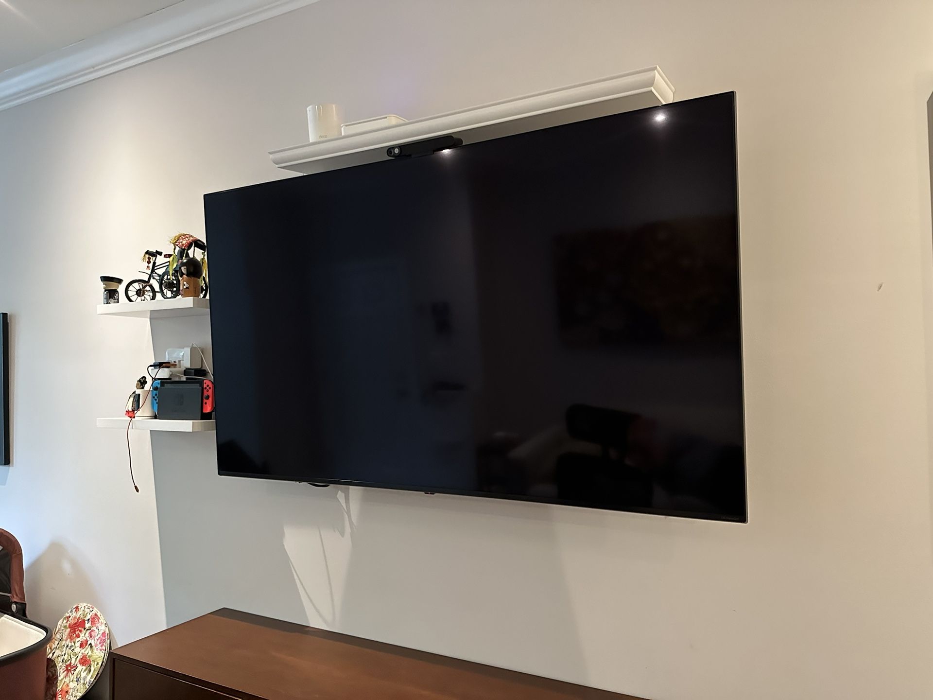 65 “ LG NanoCell Smart tv with Mount