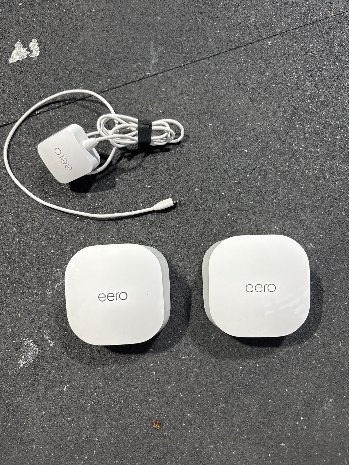 Eero 6 Mesh Wi-Fi System (Main + Extender) – Excellent Condition