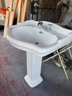Porcelain pedestal sink