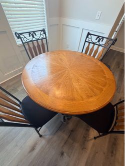 Round table/4 chairs/Bakers rack