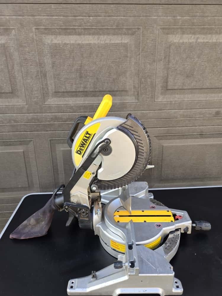 DEWALT DWS713 10" (254mm) Compound Miter Saw
