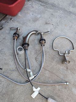 Bathroom sink faucet Moen excellent condition