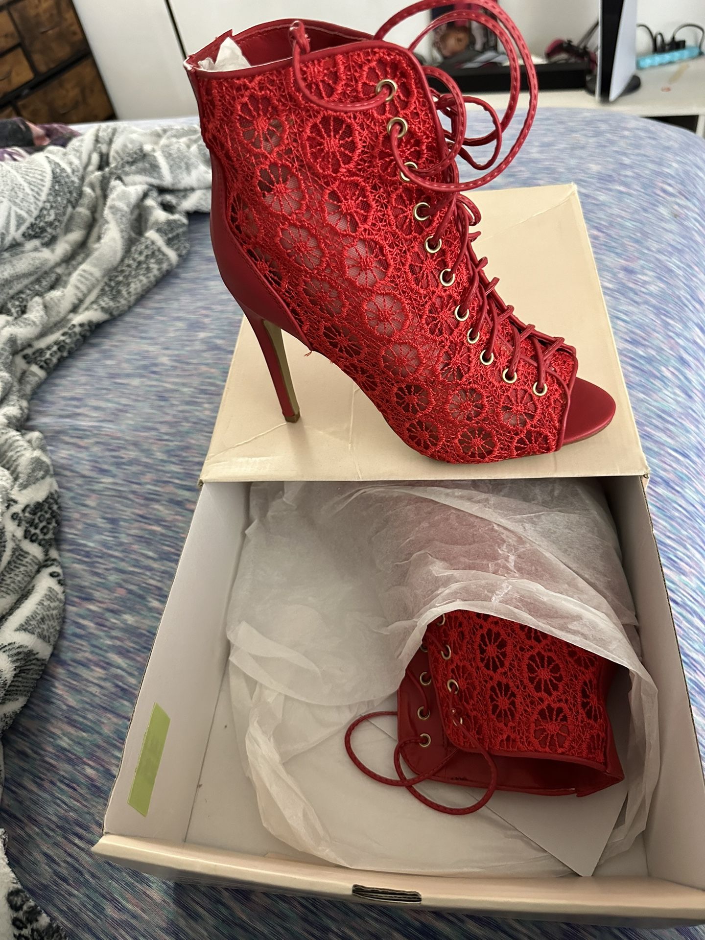 RED HEELS