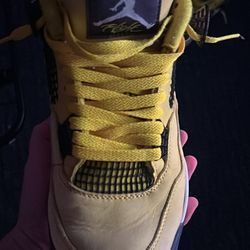 Jordan 4 lightning