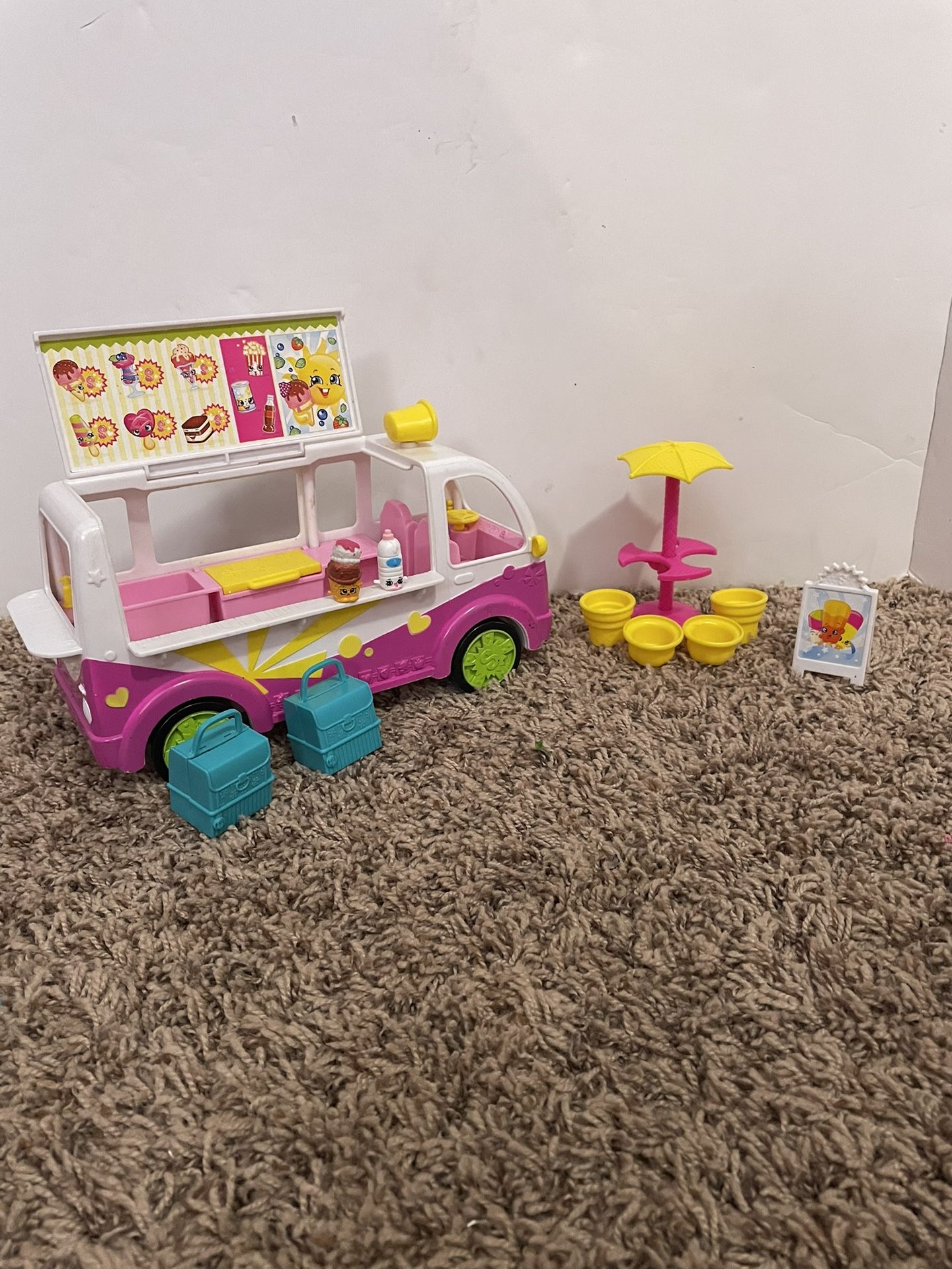 Shopkins scoops ice cream top truck