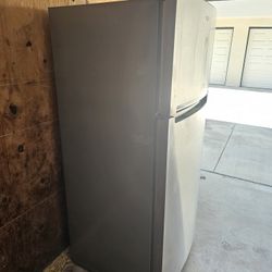 Whirlpool Stainless Steel Top Freezer Refrigerator  18 Cu. Ft