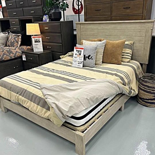 HOLLENTOWN WHITEWASH BEDROOM SET Queen or King Beds Dressers Nightstands Mirrors Chests Options 