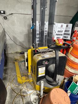 Yale electric walkie stacker