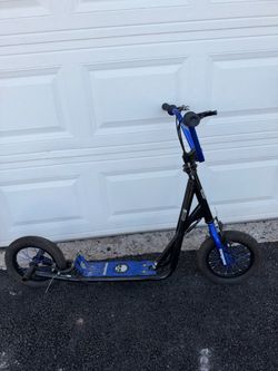 Mongoose Expo Kick Scooter in black and blue 12.5”