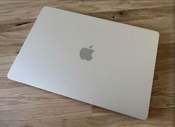 MacBook Air 15 inch M2 512 GB/ 8GB RAM.