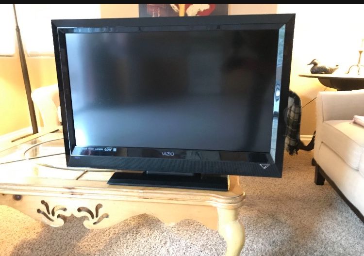 Vizio E320VL 32" 1080i HD LCD Television. Comes with remote.