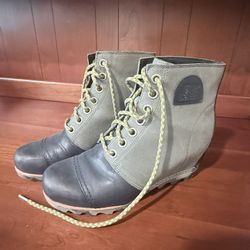 Sorel Joan of Arctic Wedge I| PDX Bootie in olive...
