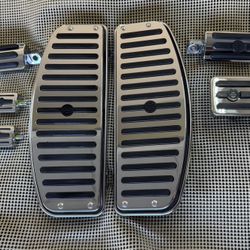 Harley Davidson OEM Footboards And Pegs 