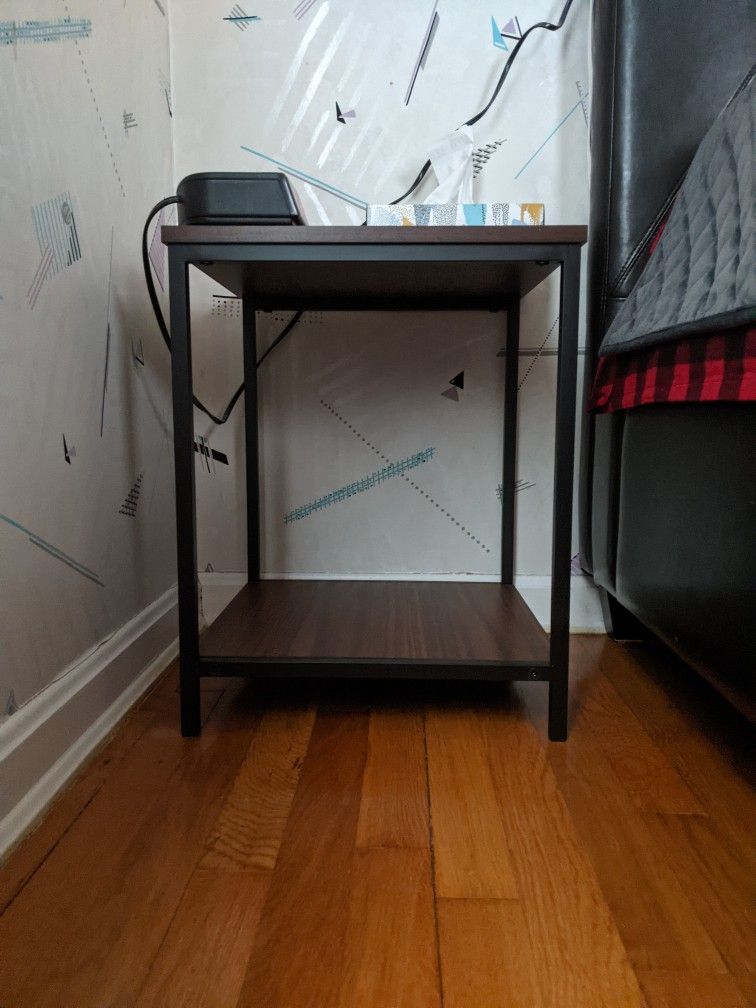 Night Stand
16 x 16 x 20
Excellent condition.
Pickup only in Mayfield Heights. Thanks.