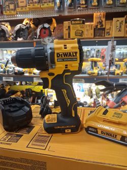 DeWalt 20V Brushless Cordless Drill Driver Kit battery 2.0  and Charger