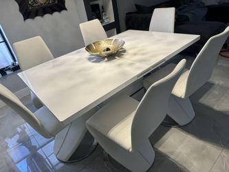 Beautiful Dining Table (Make An Offer)