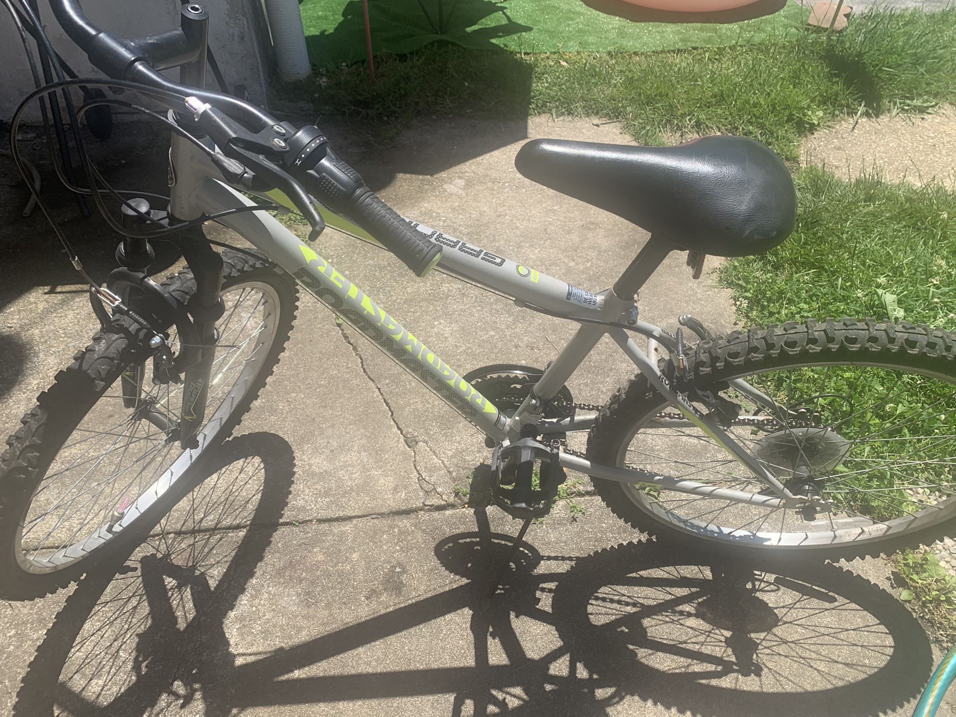Roadmaster 24” bicycle for sale used but in good condition $50 Bicicleta 24” a la venta usada en buen estado