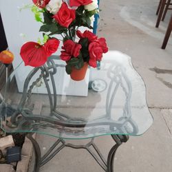 BEAUTIFUL END TABLE IRON AND GLASS
