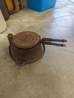 Vintage Griswold Cast Iron Waffle Maker 1922
