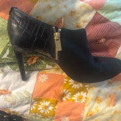 Michael Kors built high Hills size 9 they’re black they’re so cute