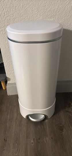 Munchkin diaper trash can