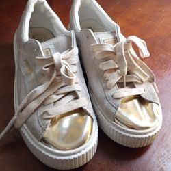 Gold Toed Pumas Sz7.5