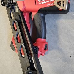 Milwaukee 2743-20 M18 Fuel 15-Gauge 1-1/4" to 2-1/2" Angled Finish Nailer